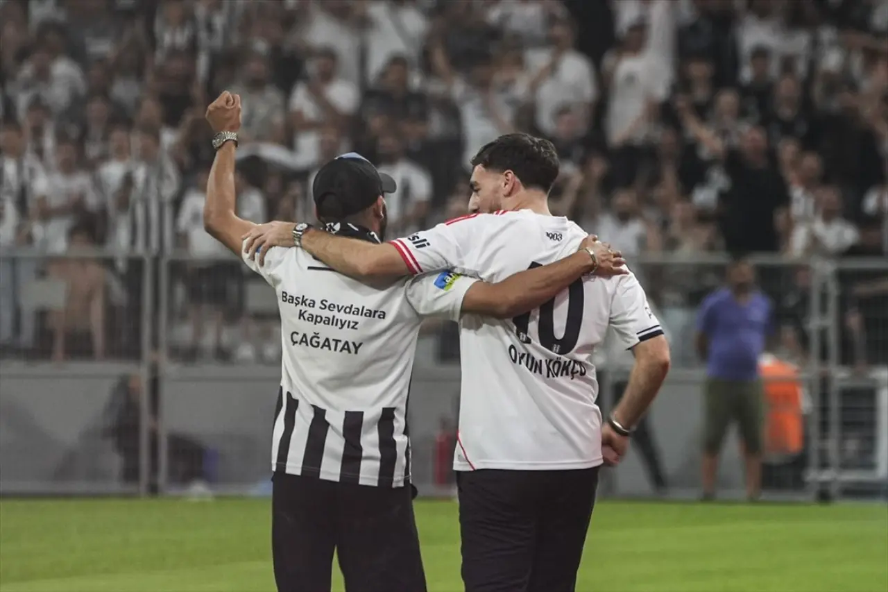 Beşiktaş'tan Orkun Kökçü'ye 20 bin taraftarın önünde dev imza töreni 17