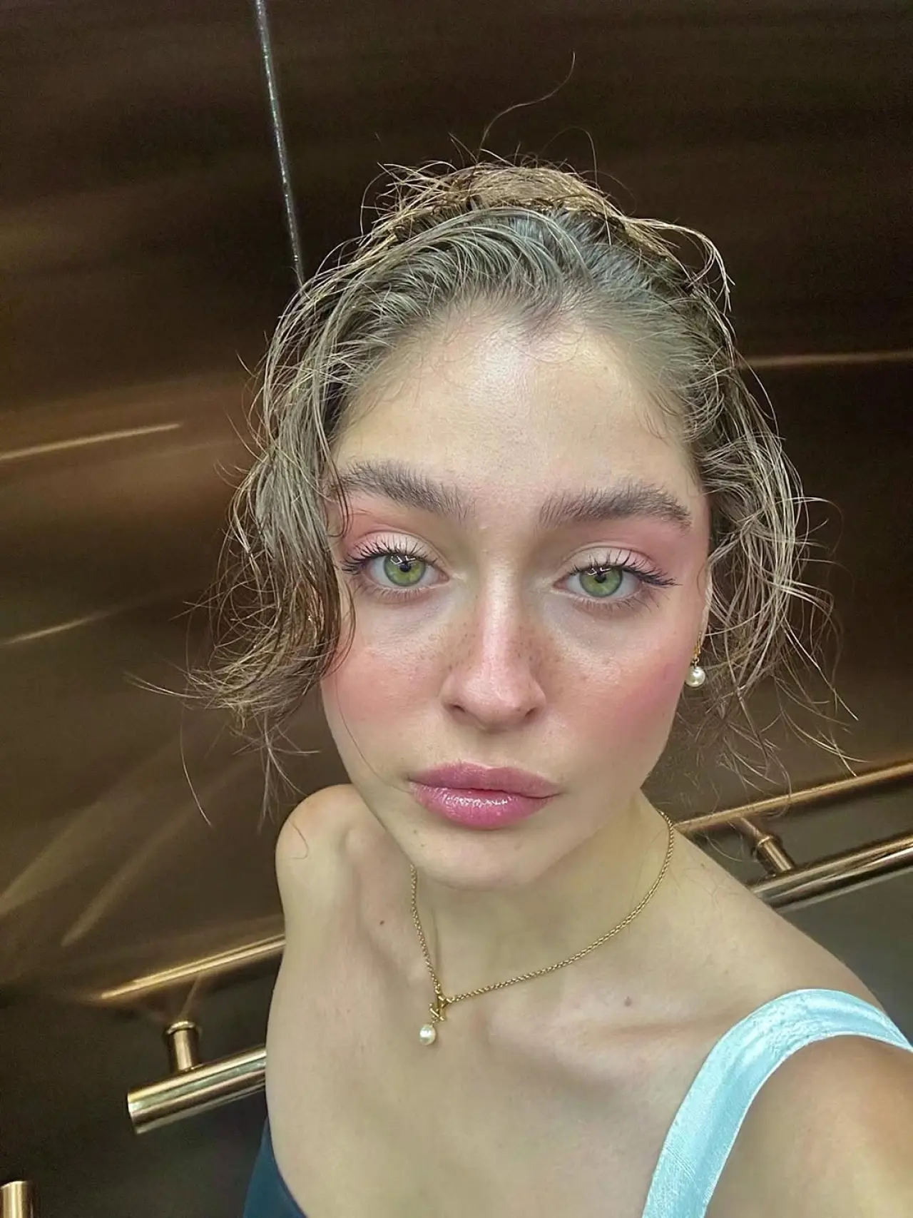 Ünlü oyuncu Cemre Baysel bikinili pozlarıyla beğeni topladı 1