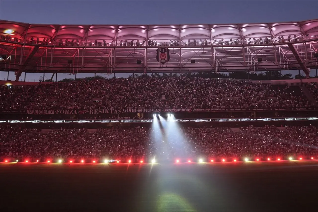 Beşiktaş'tan Orkun Kökçü'ye 20 bin taraftarın önünde dev imza töreni 20