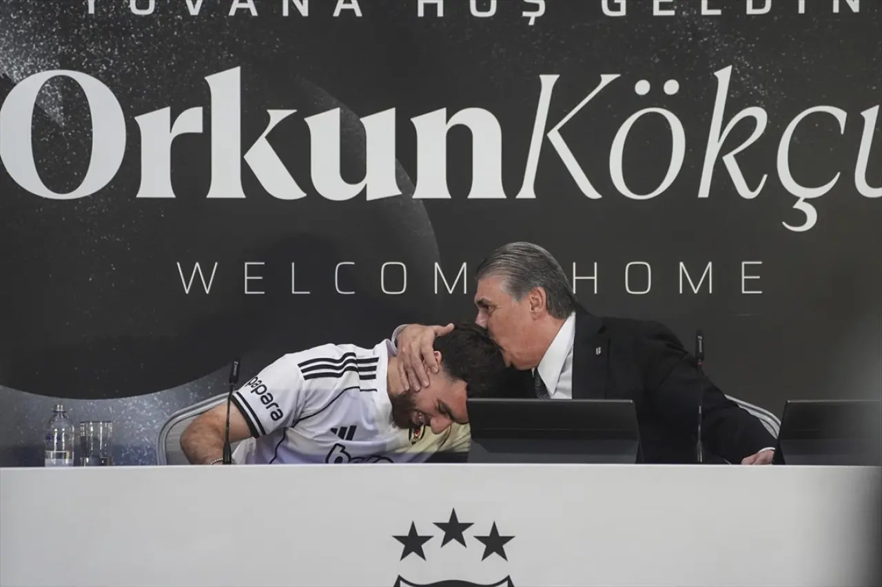 Beşiktaş'tan Orkun Kökçü'ye 20 bin taraftarın önünde dev imza töreni 6