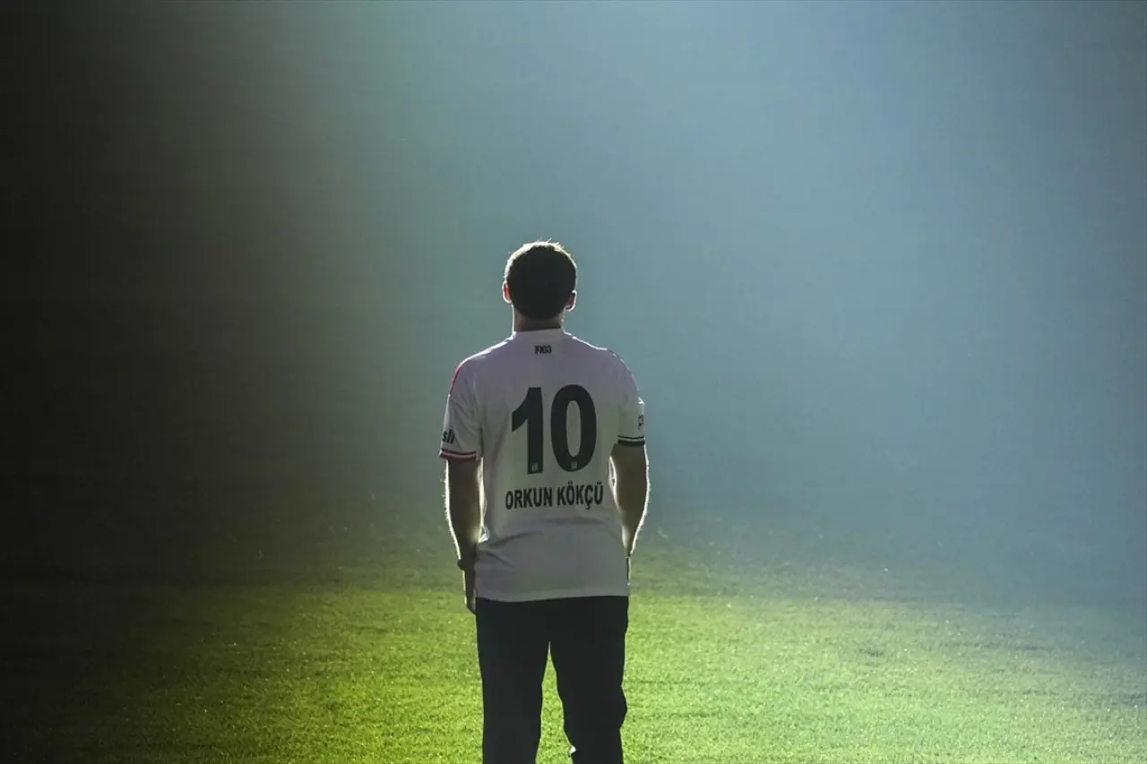 Beşiktaş'tan Orkun Kökçü'ye 20 bin taraftarın önünde dev imza töreni 19