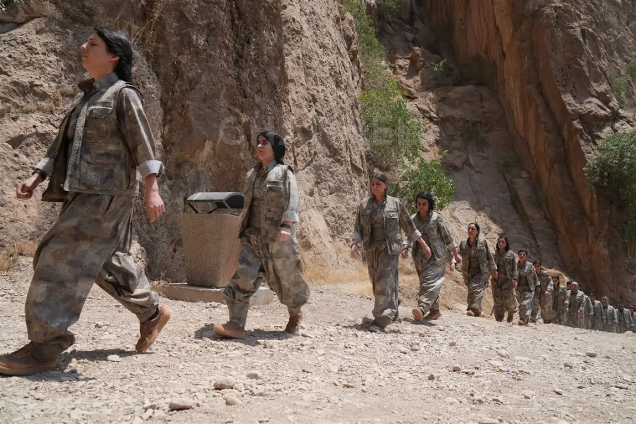 Terör örgütü PKK'dan bir grup, Irak’ın Süleymaniye kentinde silahlarını imha etti 4