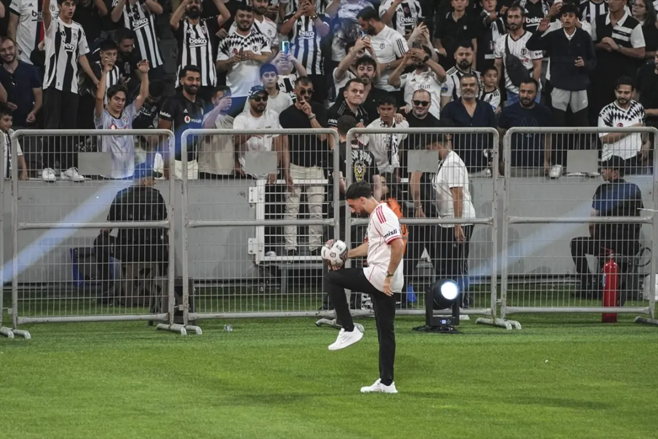 Beşiktaş'tan Orkun Kökçü'ye 20 bin taraftarın önünde dev imza töreni 10