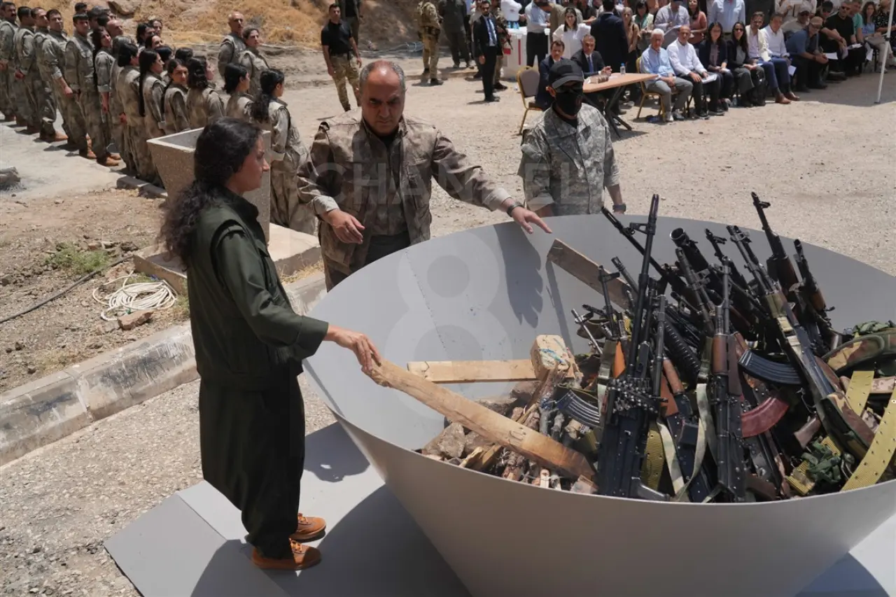 Terör örgütü PKK'dan bir grup, Irak’ın Süleymaniye kentinde silahlarını imha etti 9