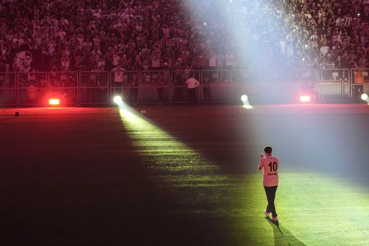 Beşiktaş'tan Orkun Kökçü'ye 20 bin taraftarın önünde dev imza töreni 3