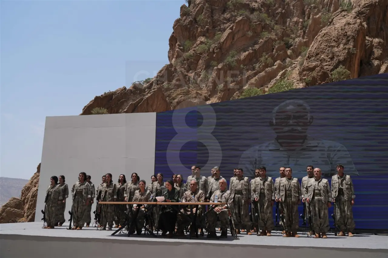 Terör örgütü PKK'dan bir grup, Irak’ın Süleymaniye kentinde silahlarını imha etti 7