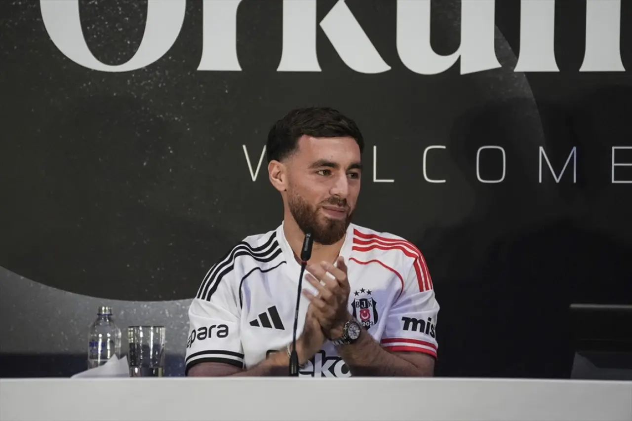 Beşiktaş'tan Orkun Kökçü'ye 20 bin taraftarın önünde dev imza töreni 5