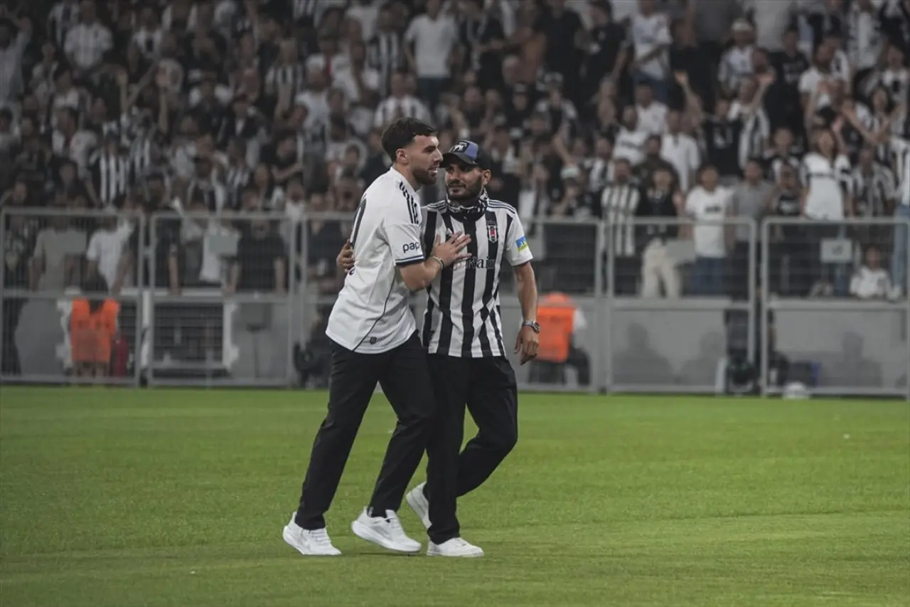 Beşiktaş'tan Orkun Kökçü'ye 20 bin taraftarın önünde dev imza töreni 13