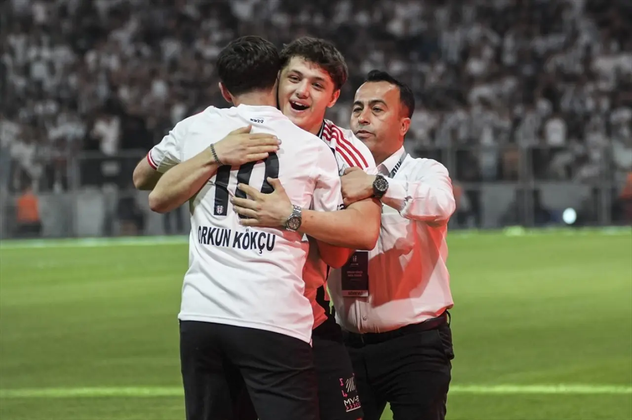 Beşiktaş'tan Orkun Kökçü'ye 20 bin taraftarın önünde dev imza töreni 12