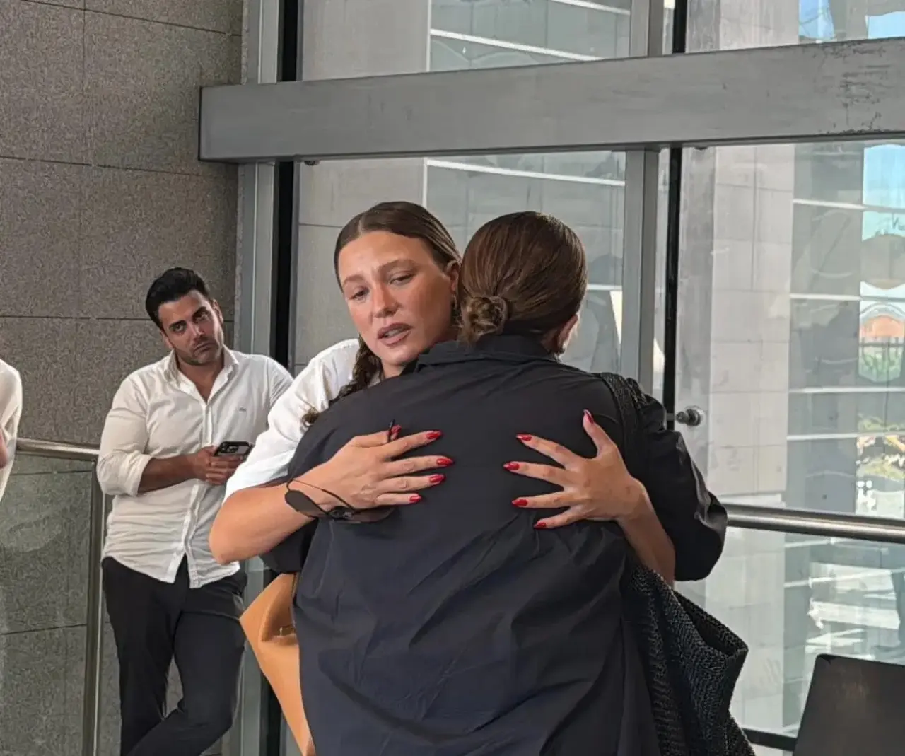 İlk kez hakim karşısına çıkan Ayşe Barım'ın duruşmasına ünlüler akın etti 1