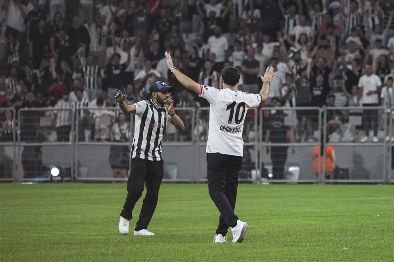 Beşiktaş'tan Orkun Kökçü'ye 20 bin taraftarın önünde dev imza töreni 16