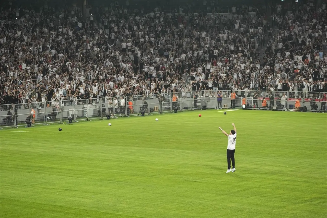 Beşiktaş'tan Orkun Kökçü'ye 20 bin taraftarın önünde dev imza töreni 4
