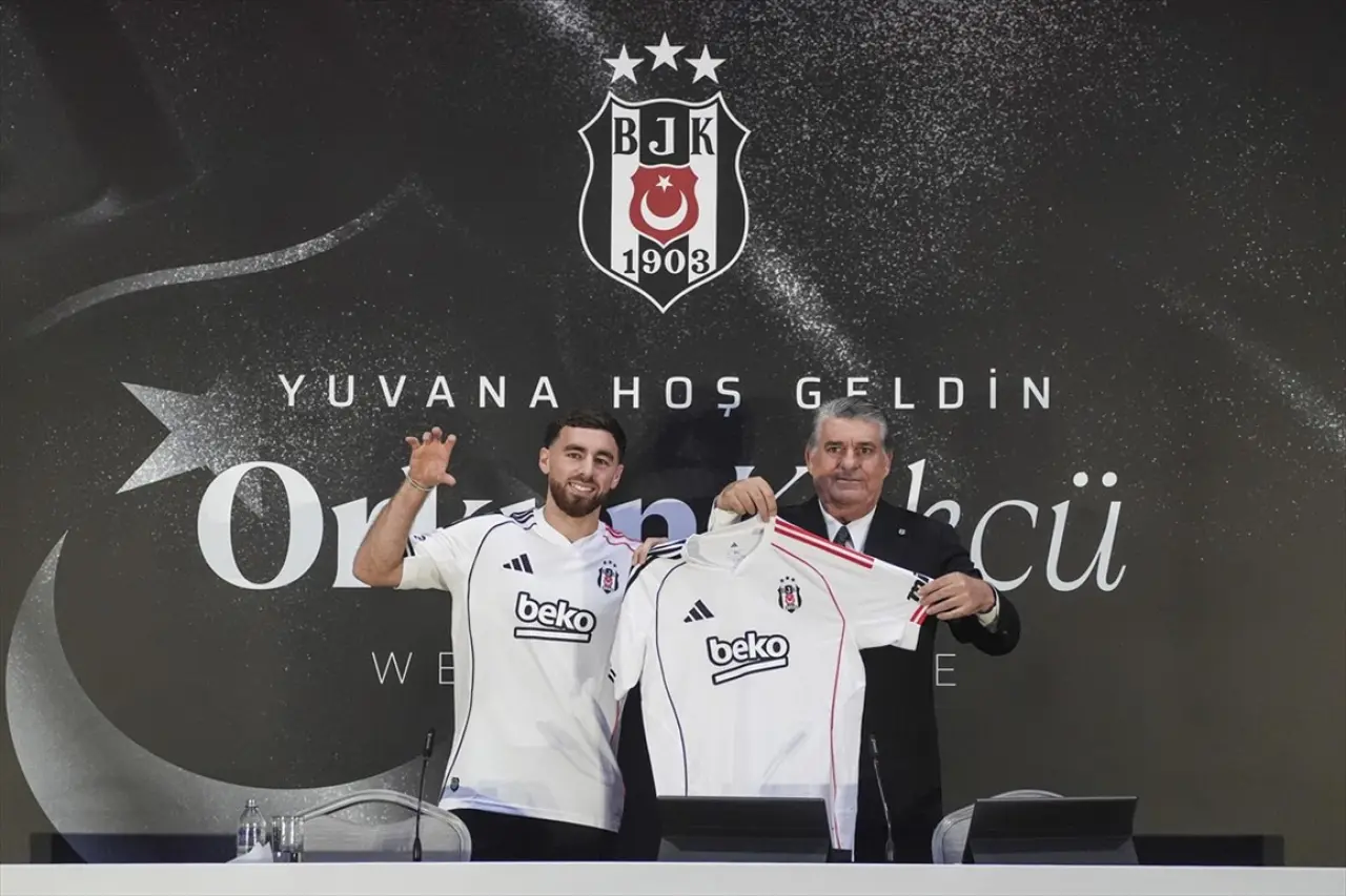 Beşiktaş'tan Orkun Kökçü'ye 20 bin taraftarın önünde dev imza töreni 7