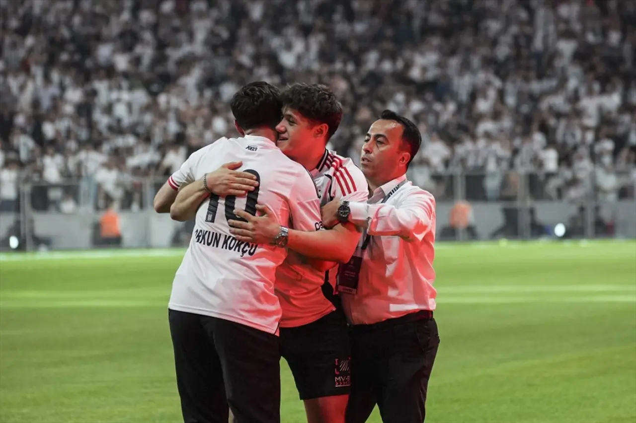 Beşiktaş'tan Orkun Kökçü'ye 20 bin taraftarın önünde dev imza töreni 11