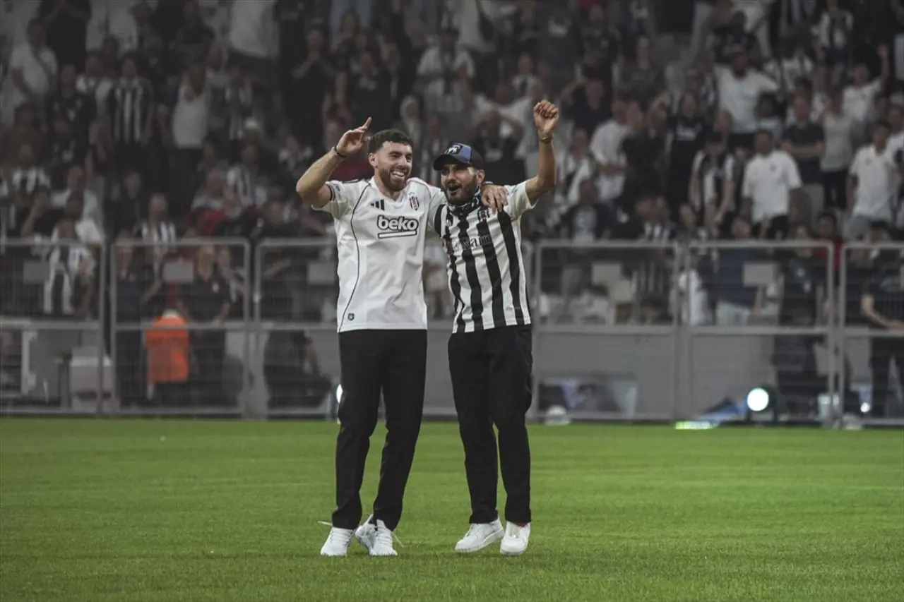 Beşiktaş'tan Orkun Kökçü'ye 20 bin taraftarın önünde dev imza töreni 8