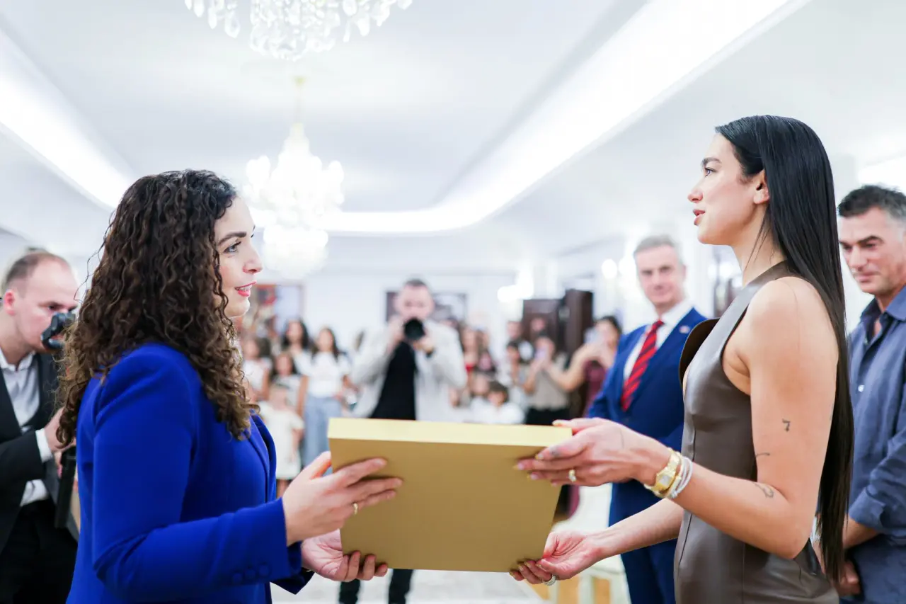 Dua Lipa Kosova vatandaşlığı aldı 3