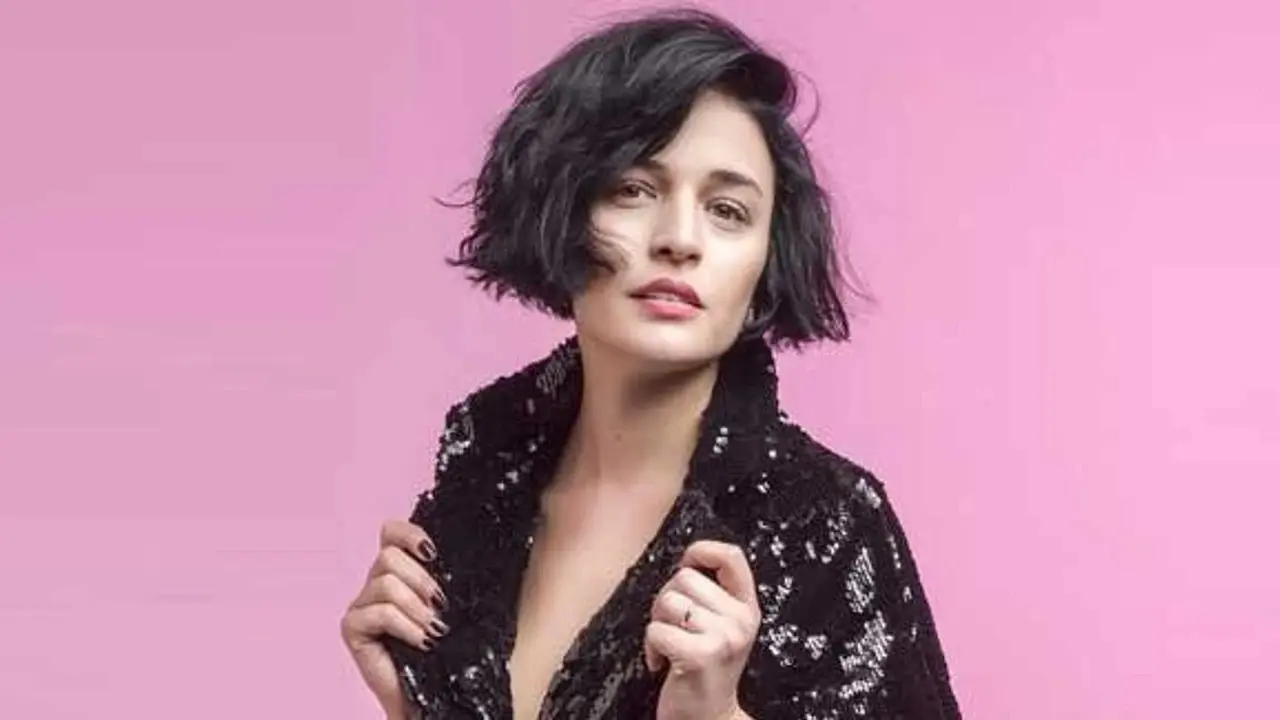 Gonca Vuslateri yeni tarzını '40 yaş sendromu' ifadesiyle paylaştı 4