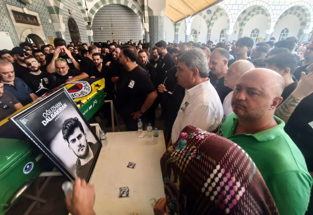 Ünlü yayıncı Jrokez son yolculuğuna uğurlandı: Tabutuna Fenerbahçe bayrağı sarılıydı 5