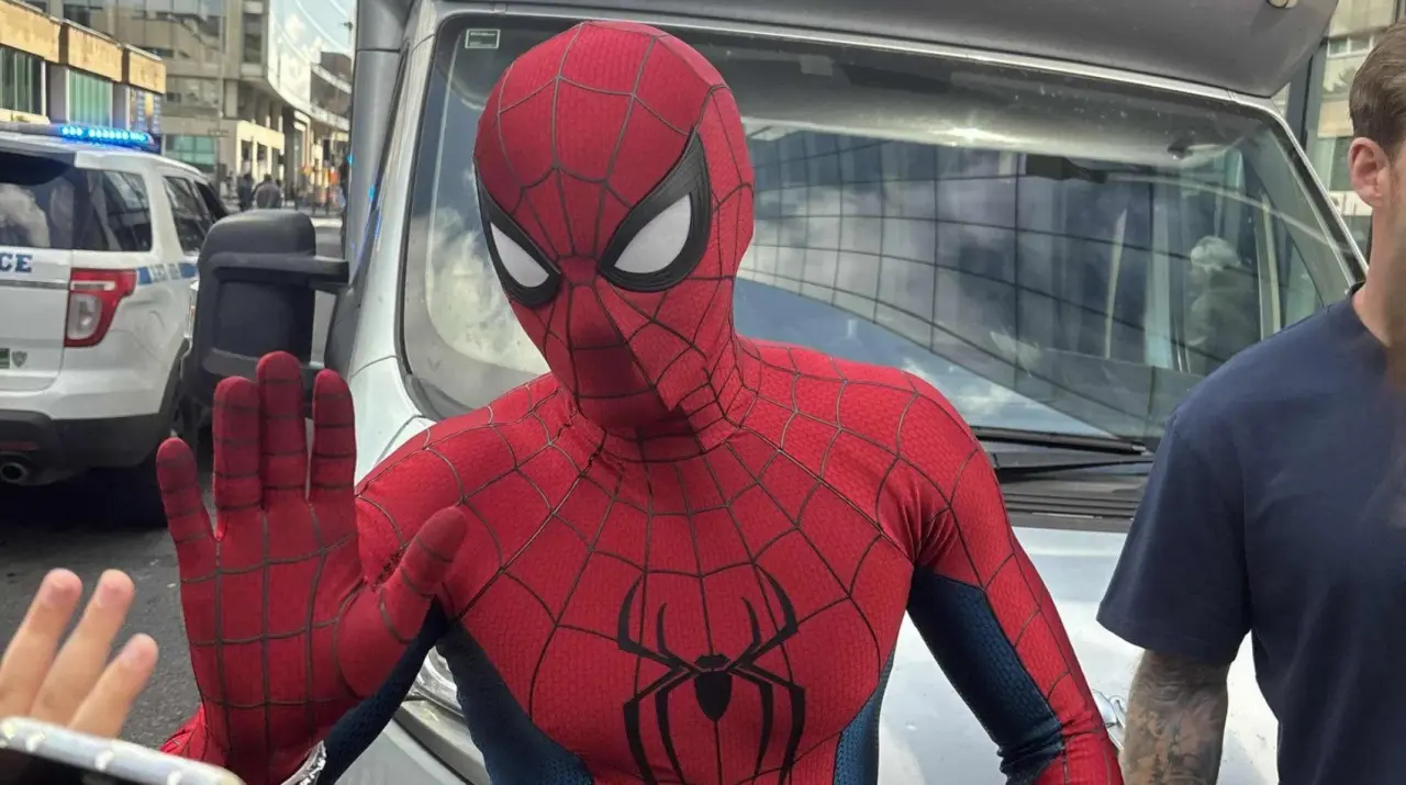 Yeni 'Örümcek Adam' filminin setinden ilk fotoğrafları Tom Holland'ın kendisi paylaştı 1