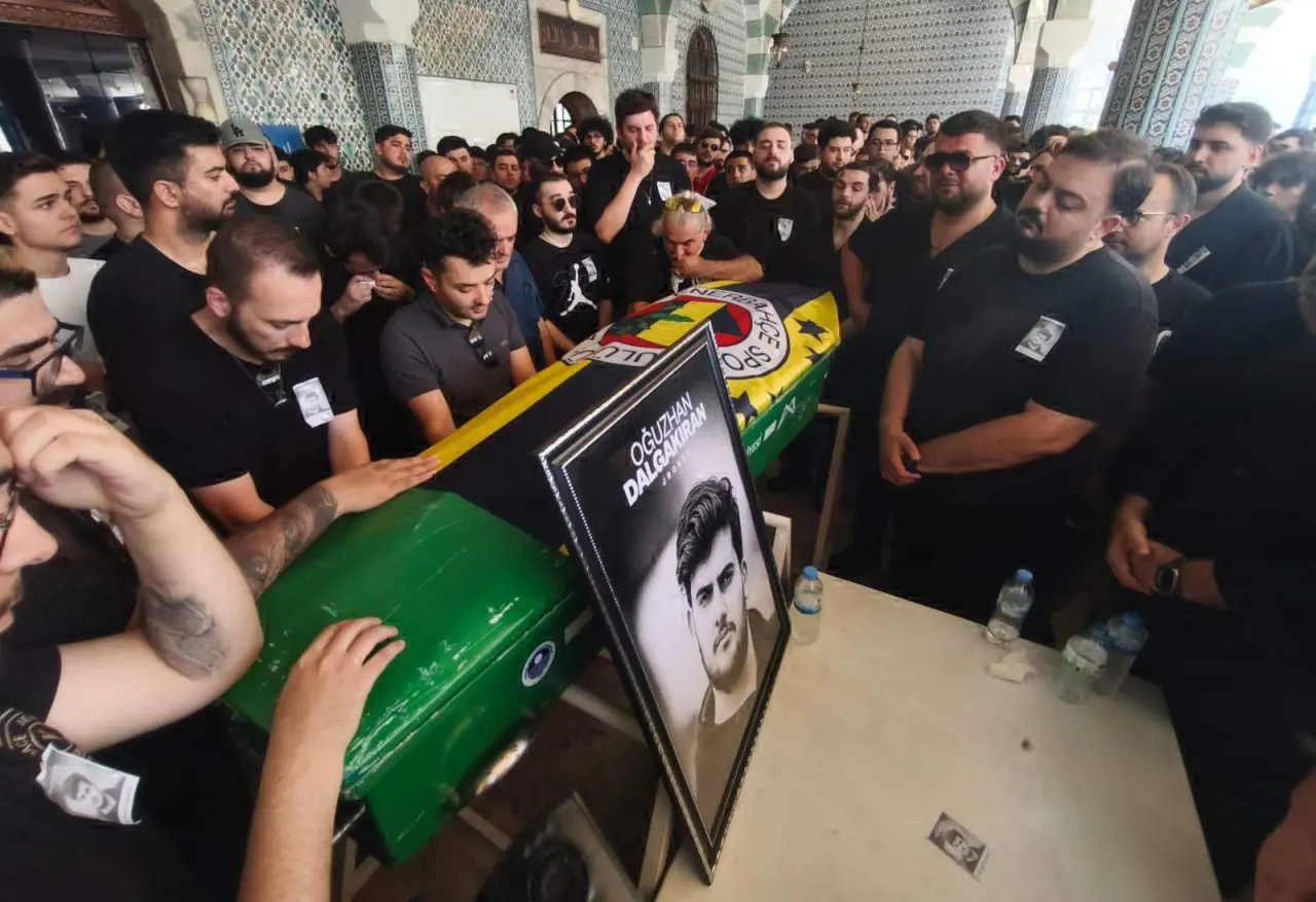 Ünlü yayıncı Jrokez son yolculuğuna uğurlandı: Tabutuna Fenerbahçe bayrağı sarılıydı 3