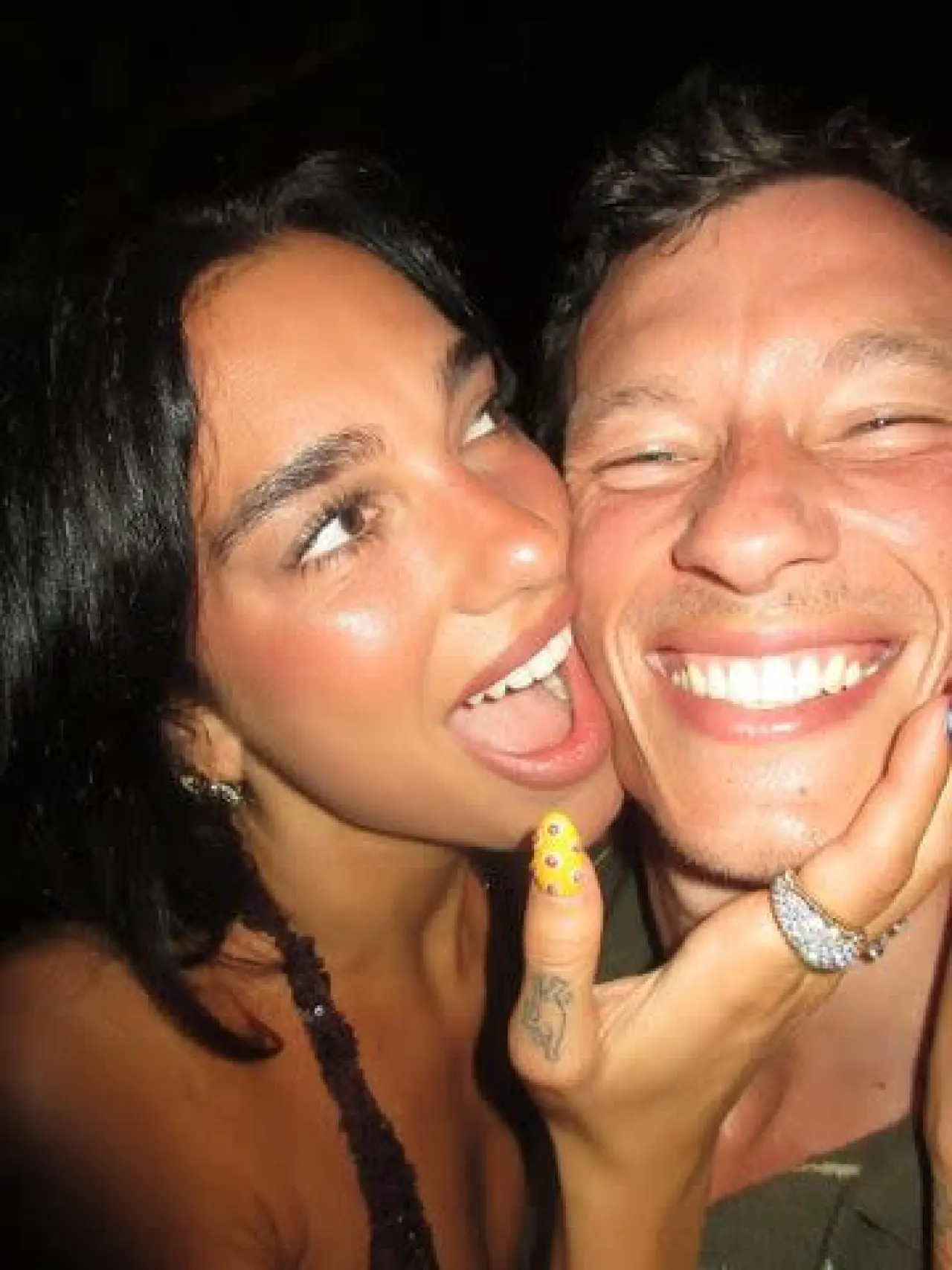 Dua Lipa'dan 30. yaş günü için gökkuşağı ojeli tırnaklar 8