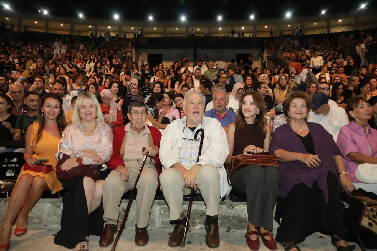 Şehir Tiyatroları'nın iddialı yapımları arasında yer alan 'Tartuffe' Harbiye'de tiyatroseverlerle buluştu 1