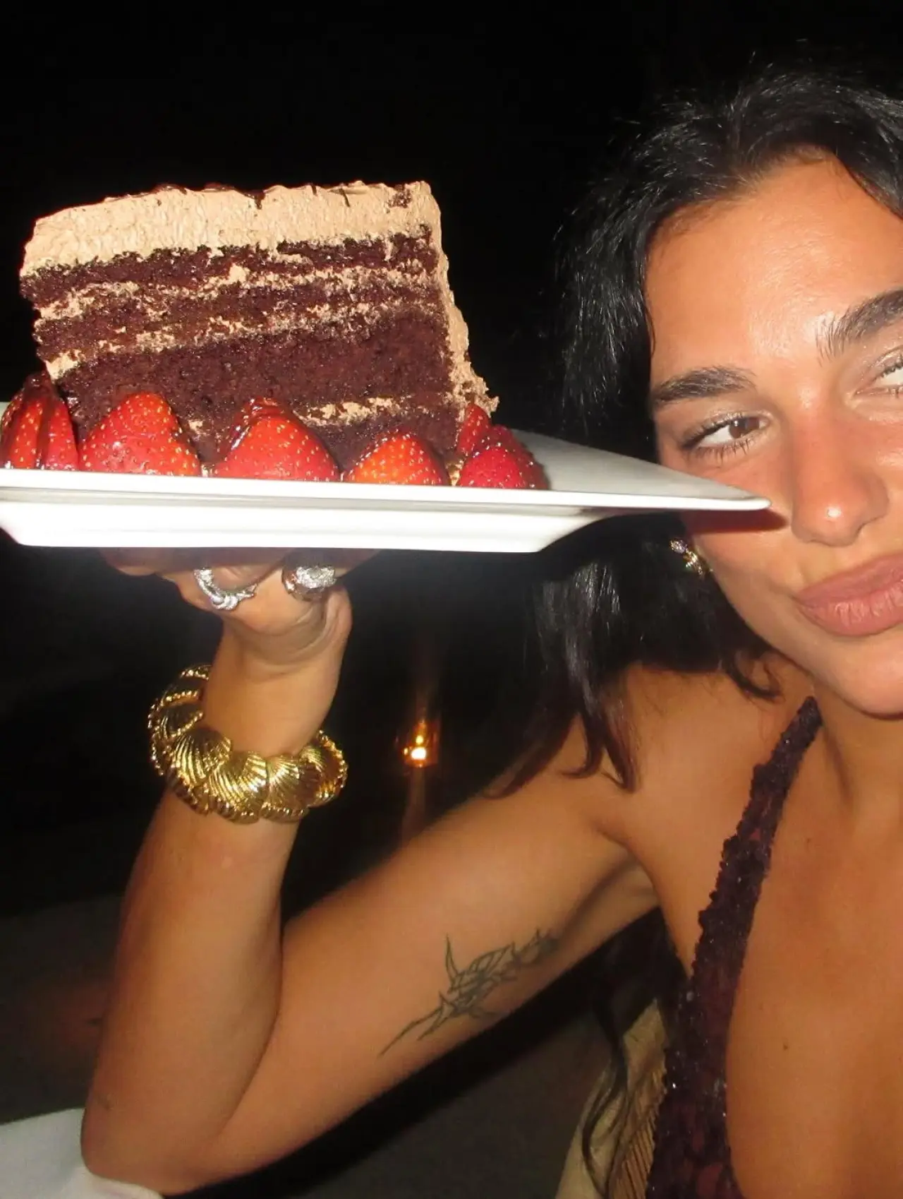 Dua Lipa'dan 30. yaş günü için gökkuşağı ojeli tırnaklar 3