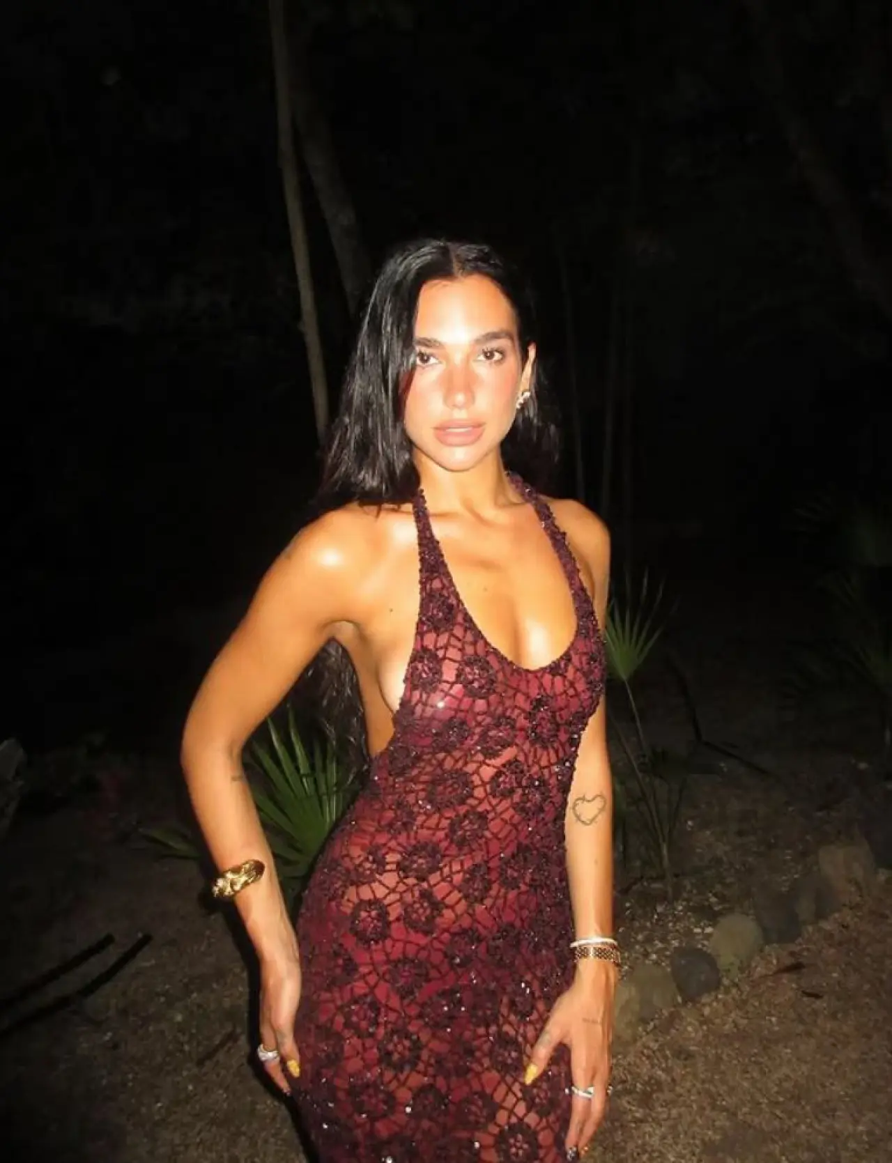 Dua Lipa'dan 30. yaş günü için gökkuşağı ojeli tırnaklar 11