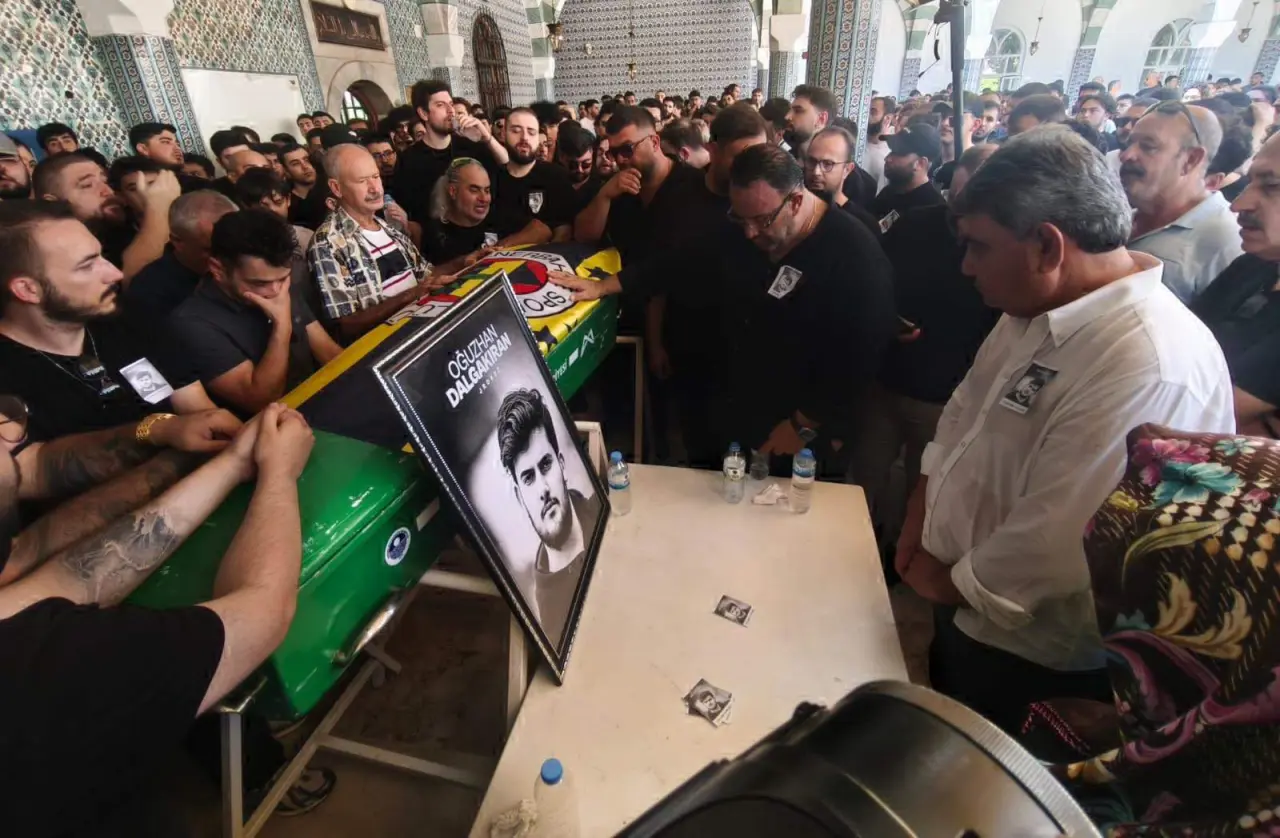 Ünlü yayıncı Jrokez son yolculuğuna uğurlandı: Tabutuna Fenerbahçe bayrağı sarılıydı 2