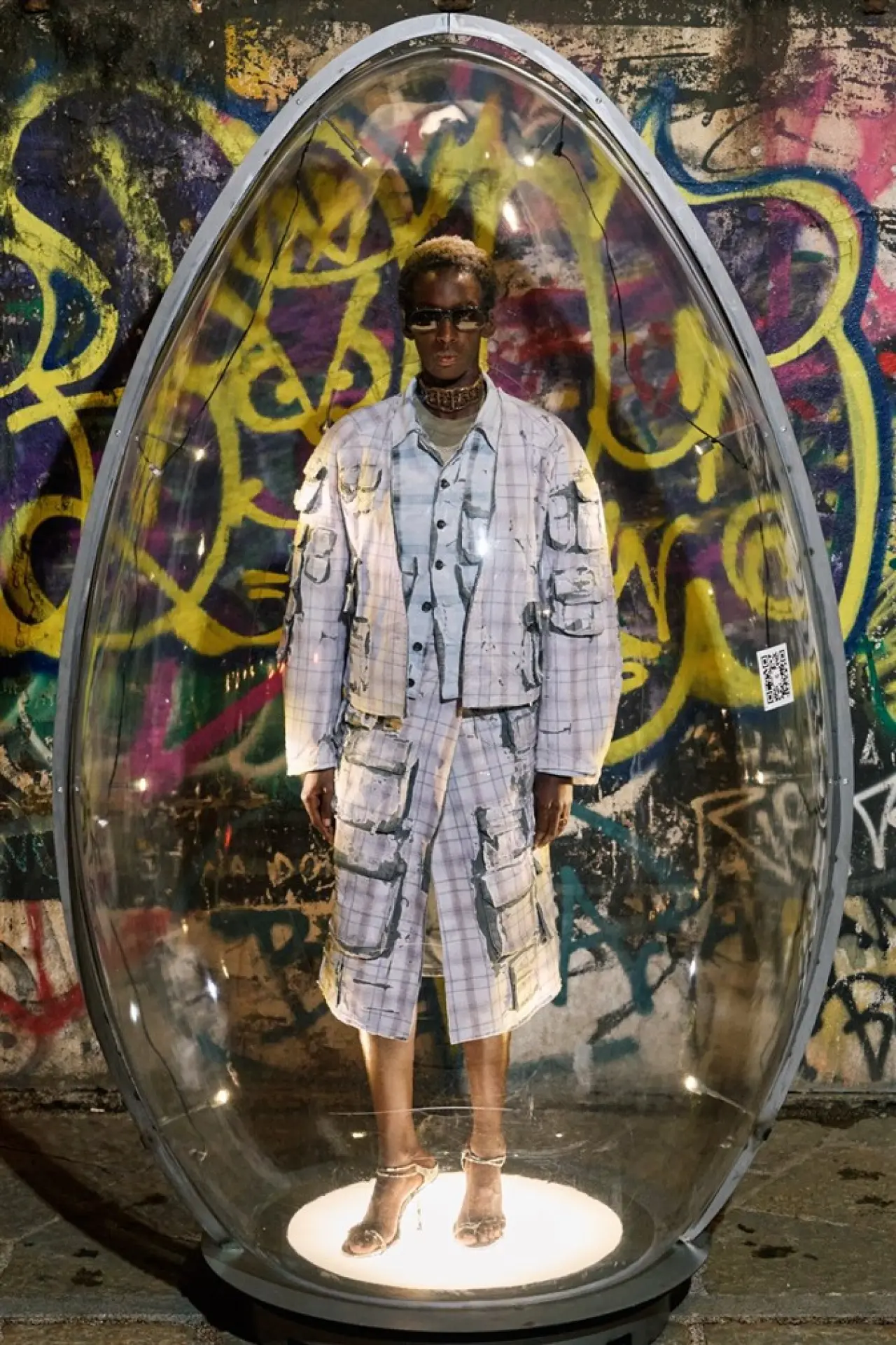 Diesel, Milano Moda Haftasına damgasını vurdu: Ürünlerini "kapsül" içine koyulmuş mankenlere tanıttı 7