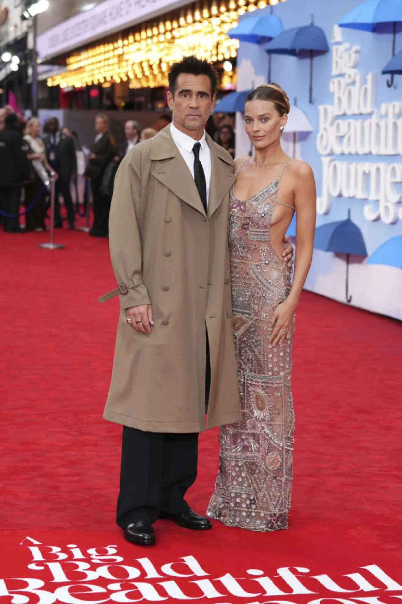 Margot Robbie kırmızı halıda şeffaf elbisesiyle büyüledi 2