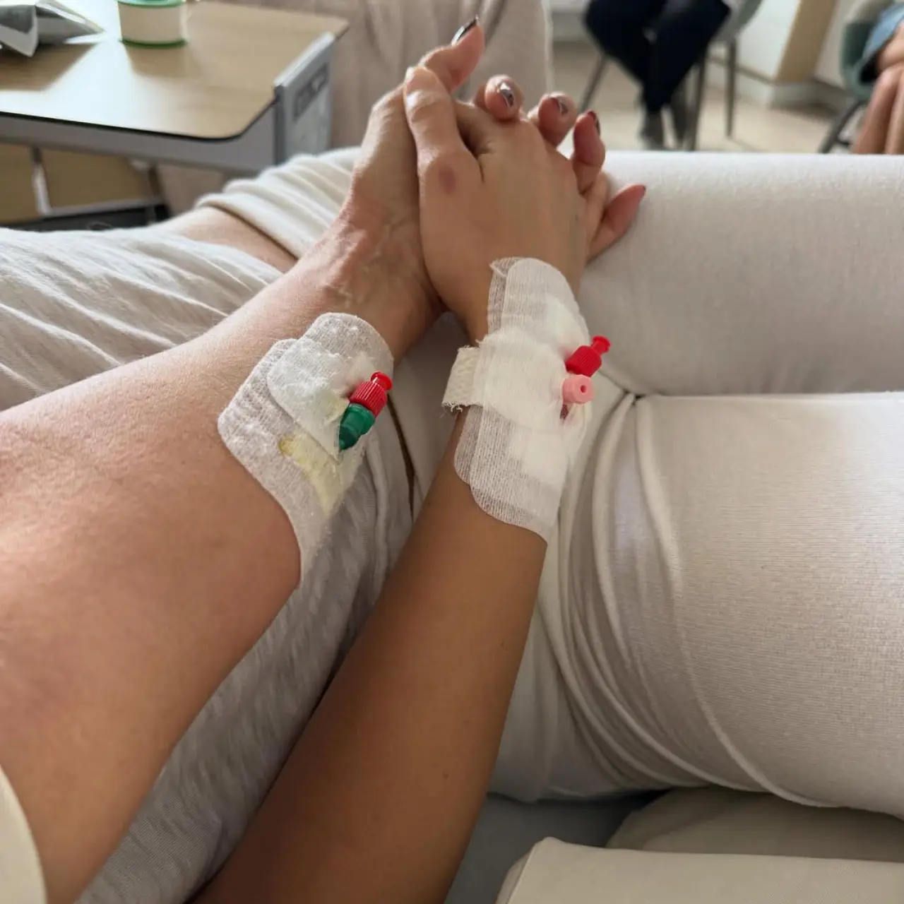 Bella Hadid'in annesinden kızına destek mesajı: "Mücadeleye devam edeceğiz" 3