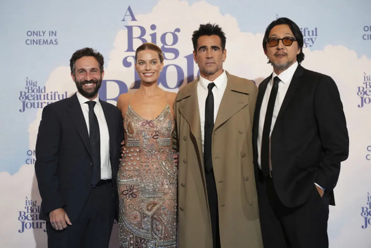 Margot Robbie kırmızı halıda şeffaf elbisesiyle büyüledi 4