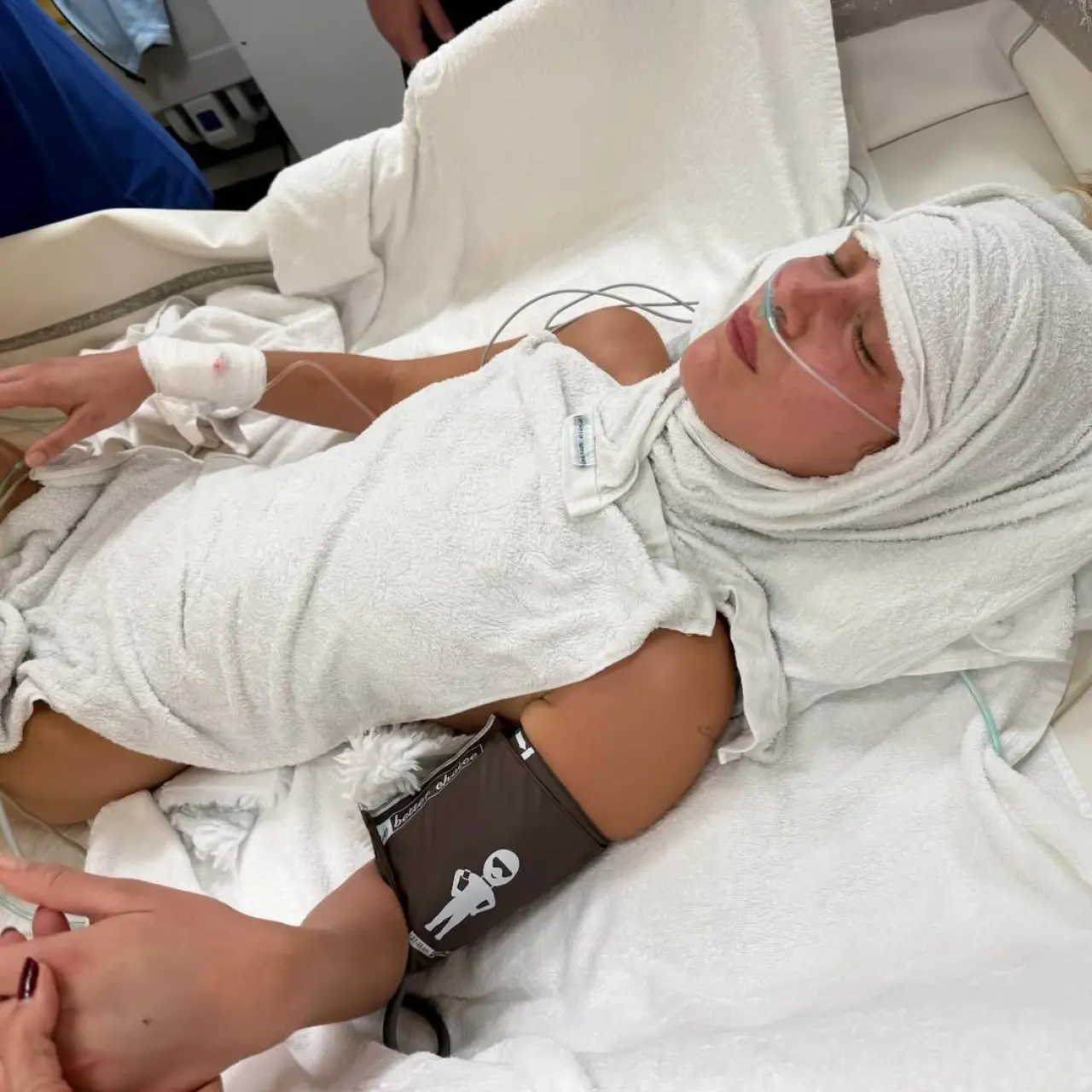 Bella Hadid'in annesinden kızına destek mesajı: "Mücadeleye devam edeceğiz" 1