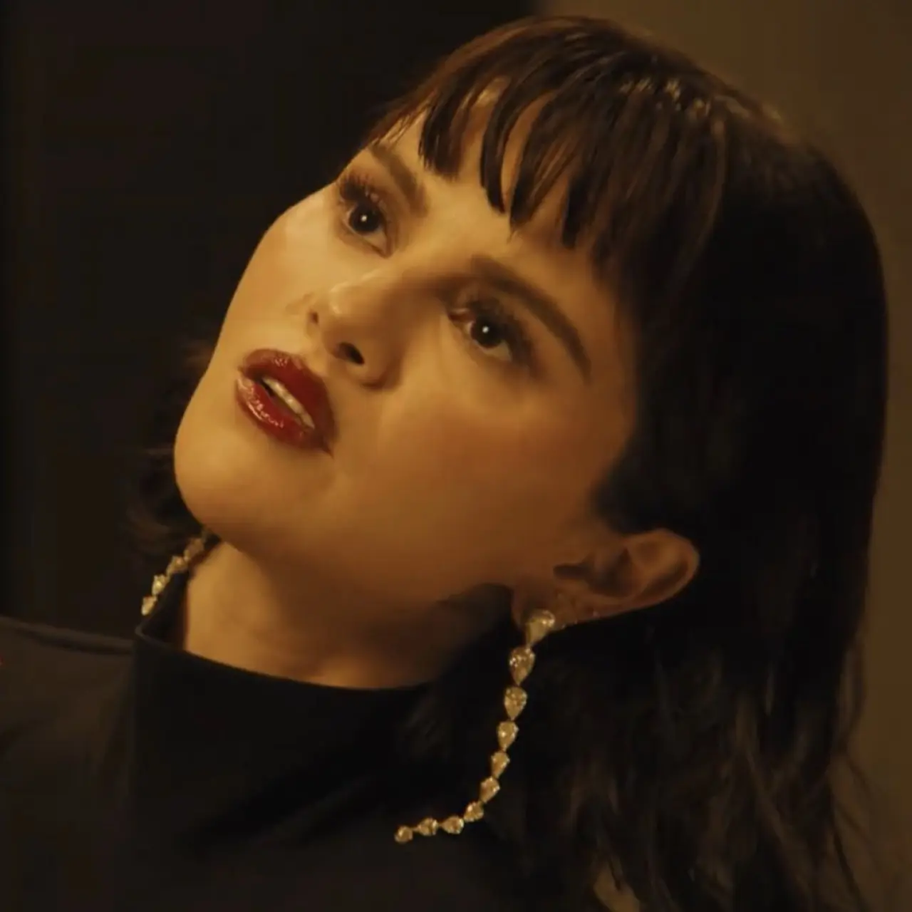 Selena Gomez ‘In the Dark’ klibinde estetiğiyle hayrete düşürdü: Cadılar Bayramı için The Weeknd kılığına girmiş 5