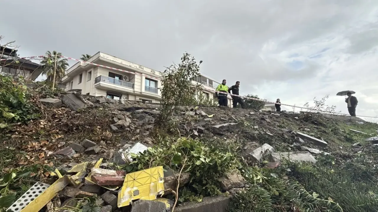 İstanbul Sarıyer'de TIR devrildi, facianın ucundan dönüldü! 6