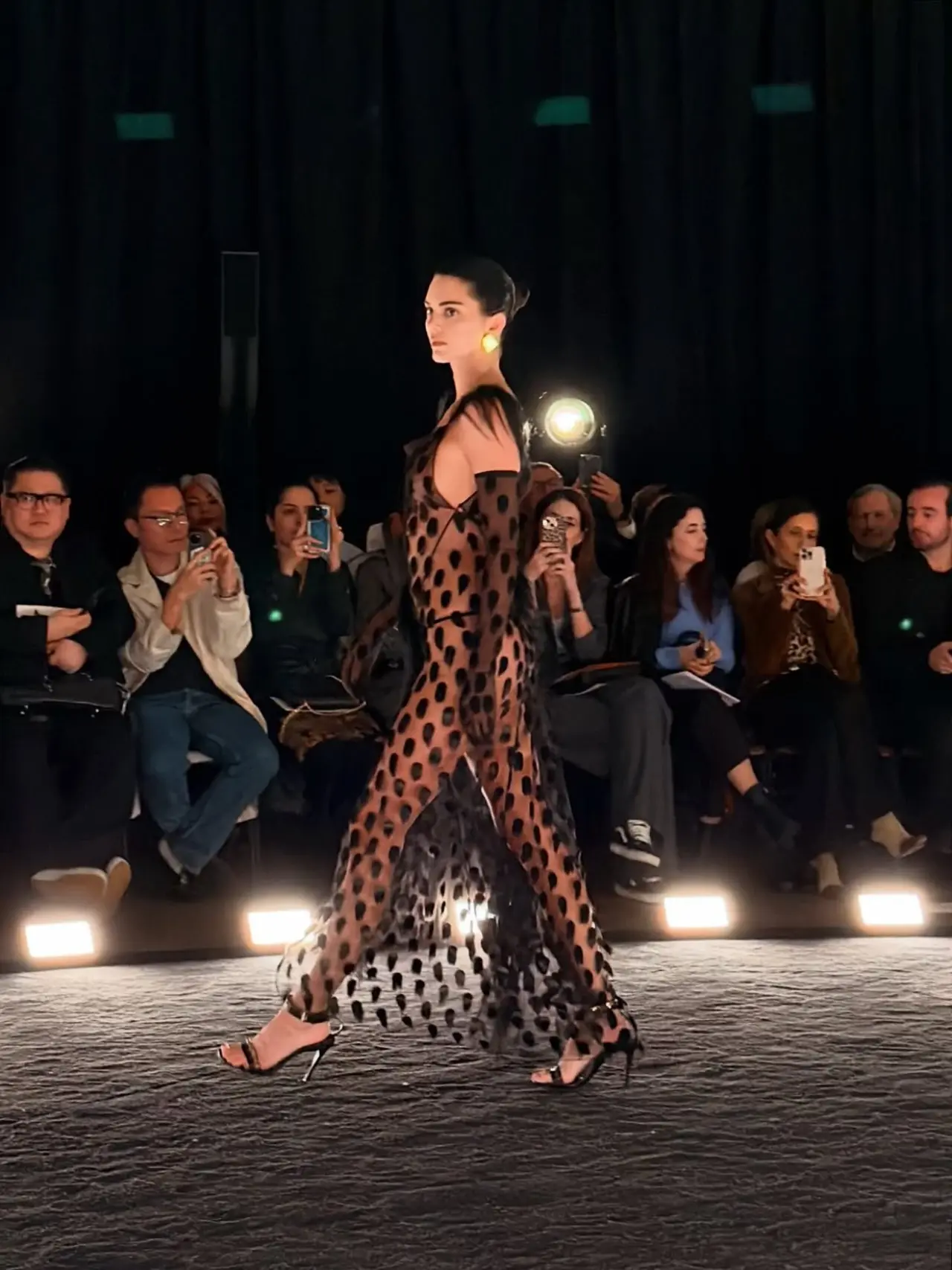 Kendall Jenner, Paris Moda Haftası’nda transparan elbisesiyle büyüledi 4