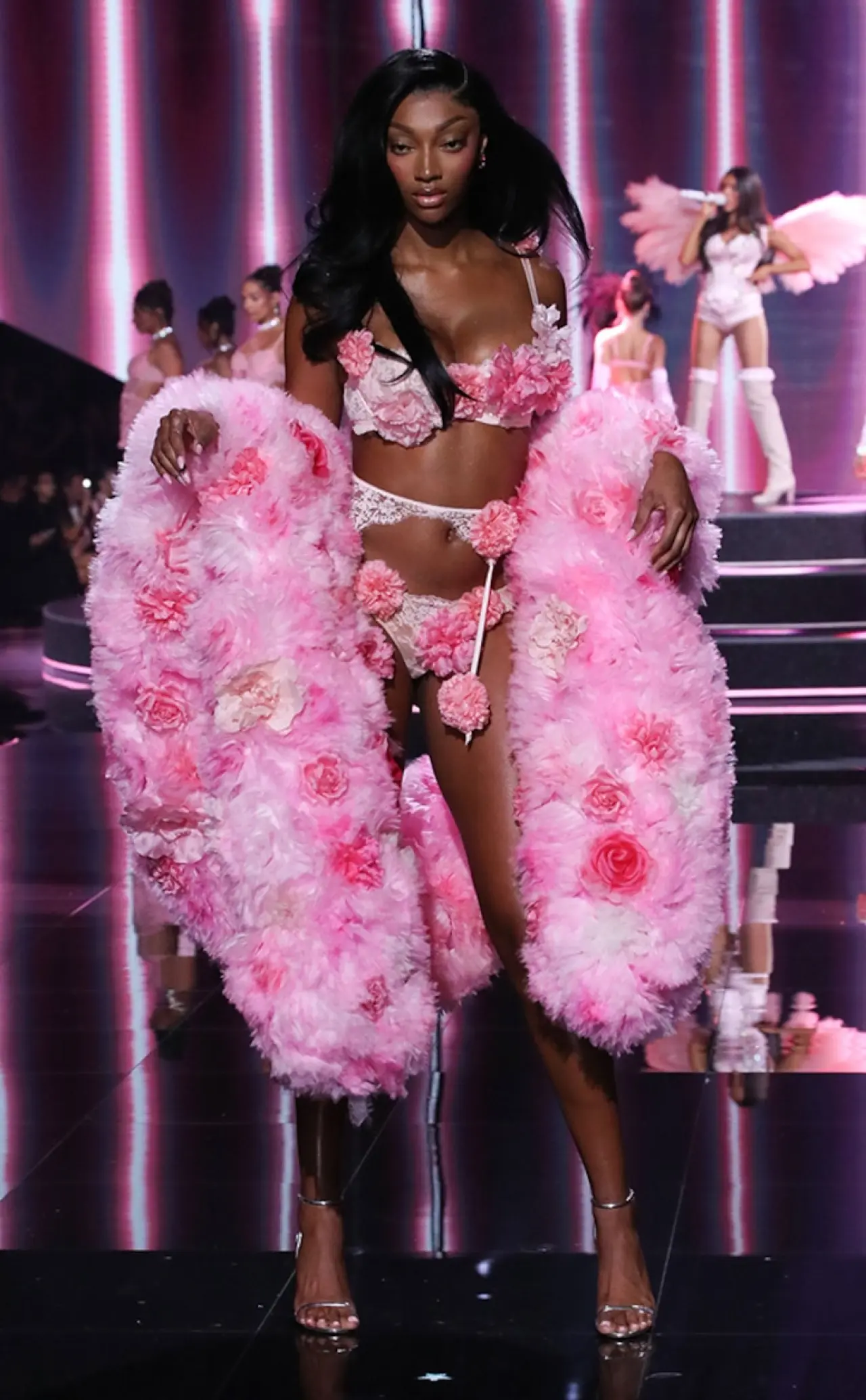 Victoria's Secret 2025 defilesi yeni yüzleriyle birçok ilke imza attı 40