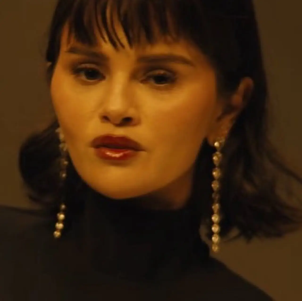 Selena Gomez ‘In the Dark’ klibinde estetiğiyle hayrete düşürdü: Cadılar Bayramı için The Weeknd kılığına girmiş 6