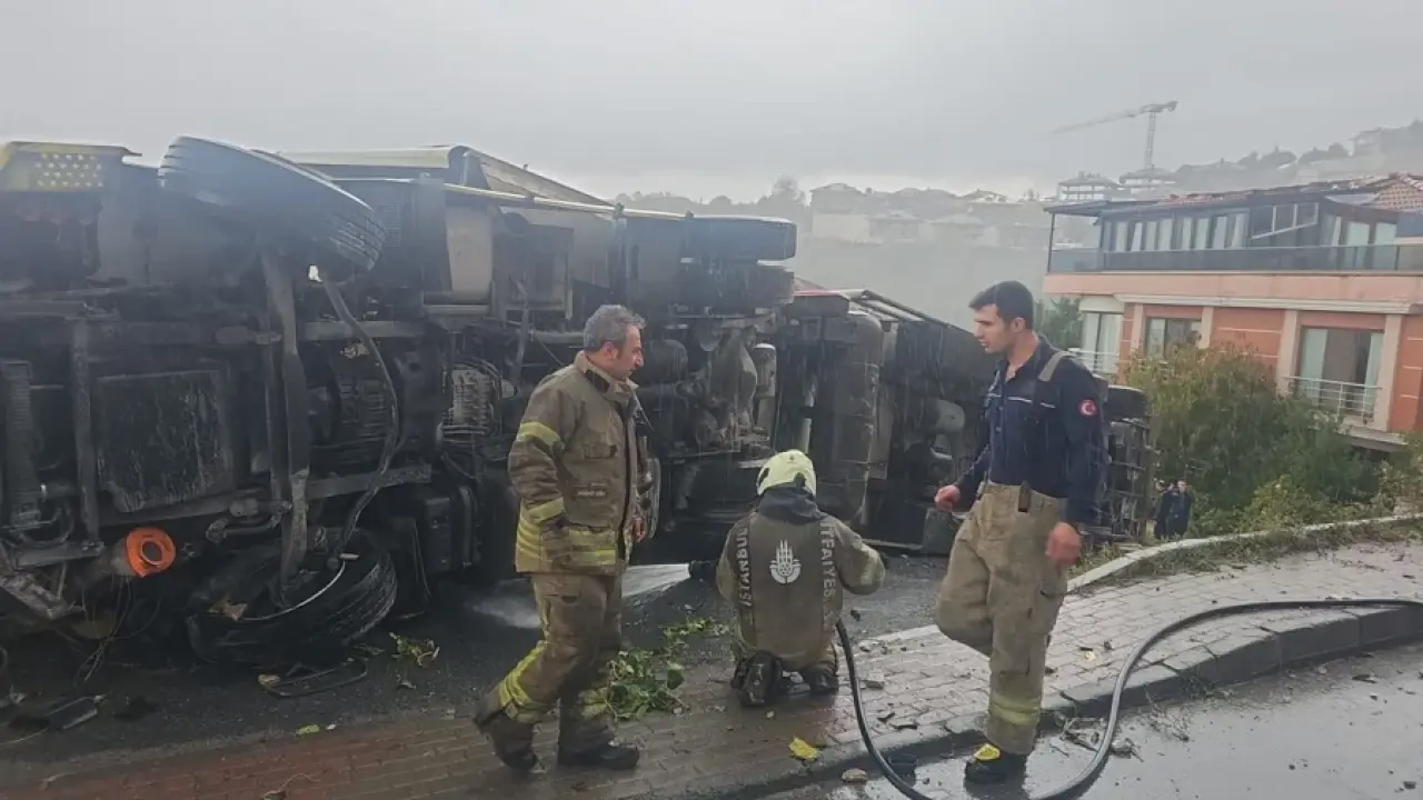 İstanbul Sarıyer'de TIR devrildi, facianın ucundan dönüldü! 3