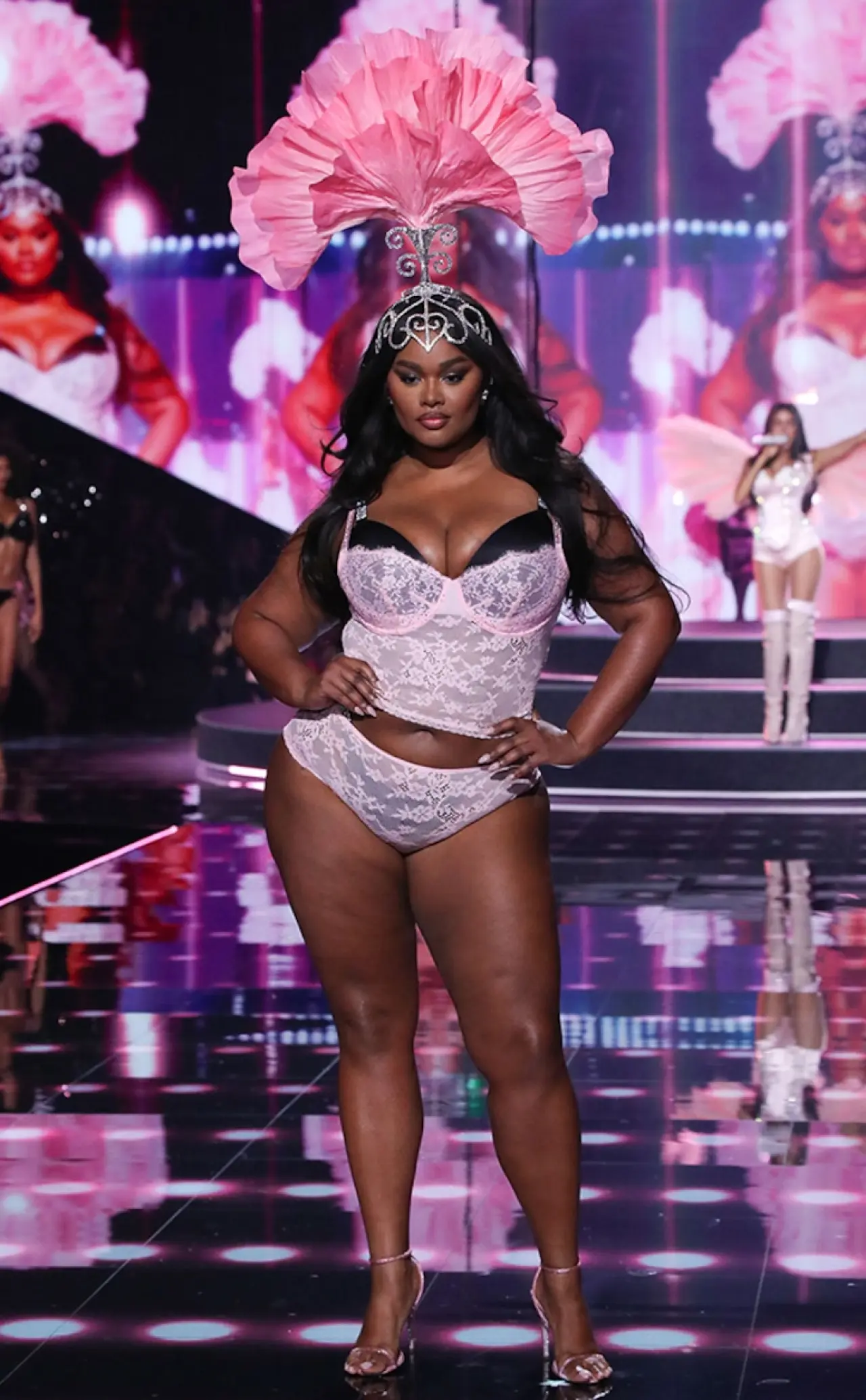 Victoria's Secret 2025 defilesi yeni yüzleriyle birçok ilke imza attı 31