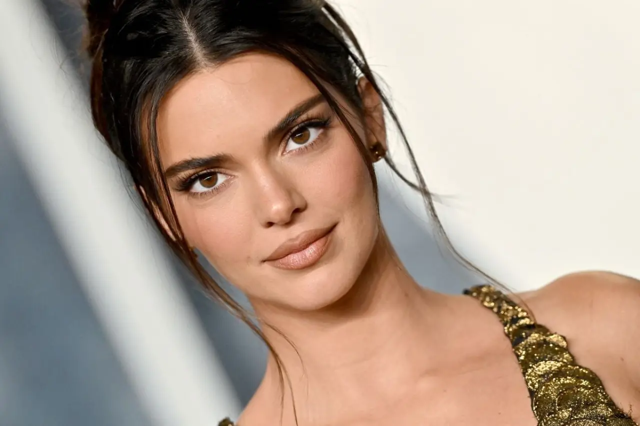Kendall Jenner, Paris Moda Haftası’nda transparan elbisesiyle büyüledi 1