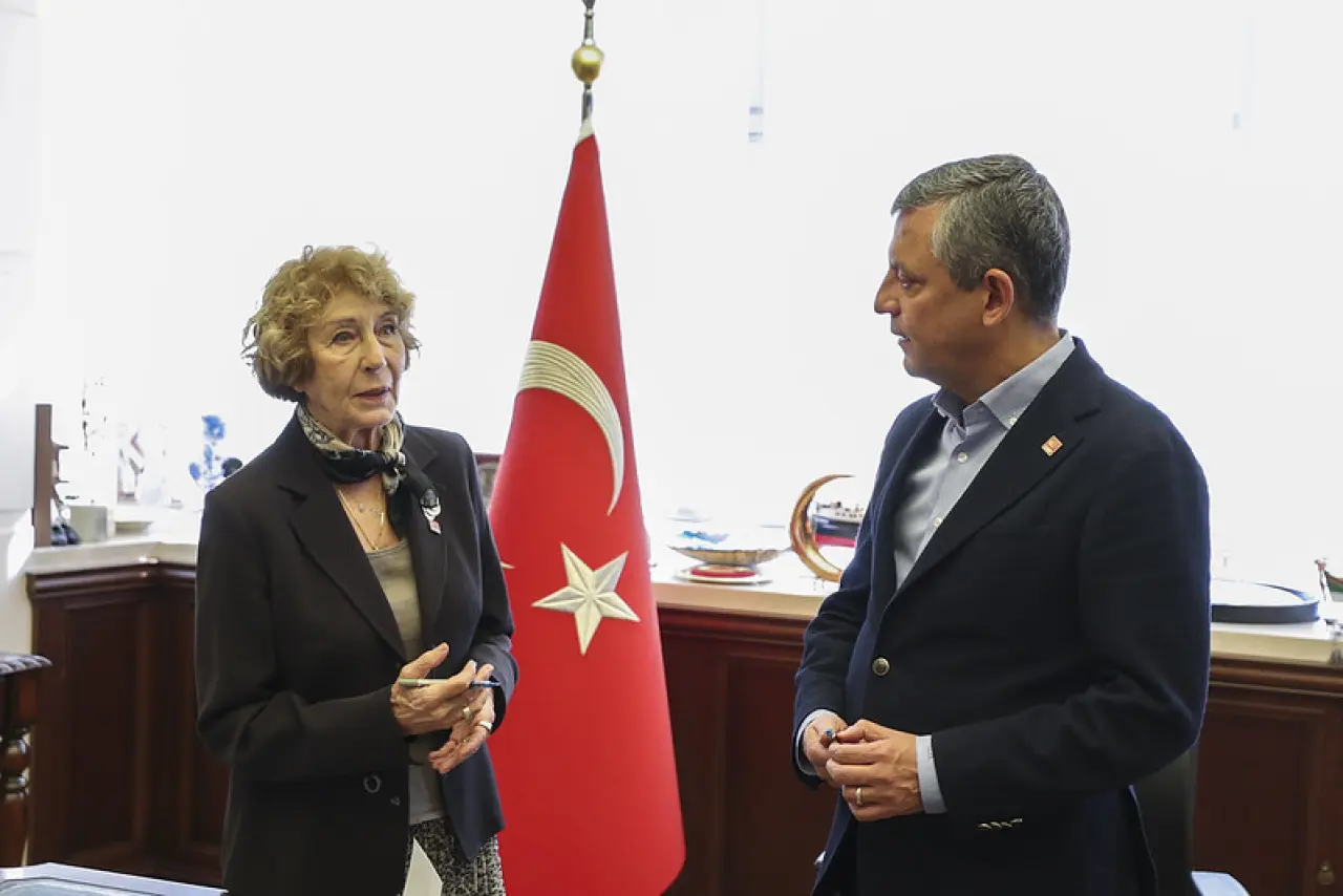 Ünlü yazar Ayşe Kulin CHP'ye katıldı 1