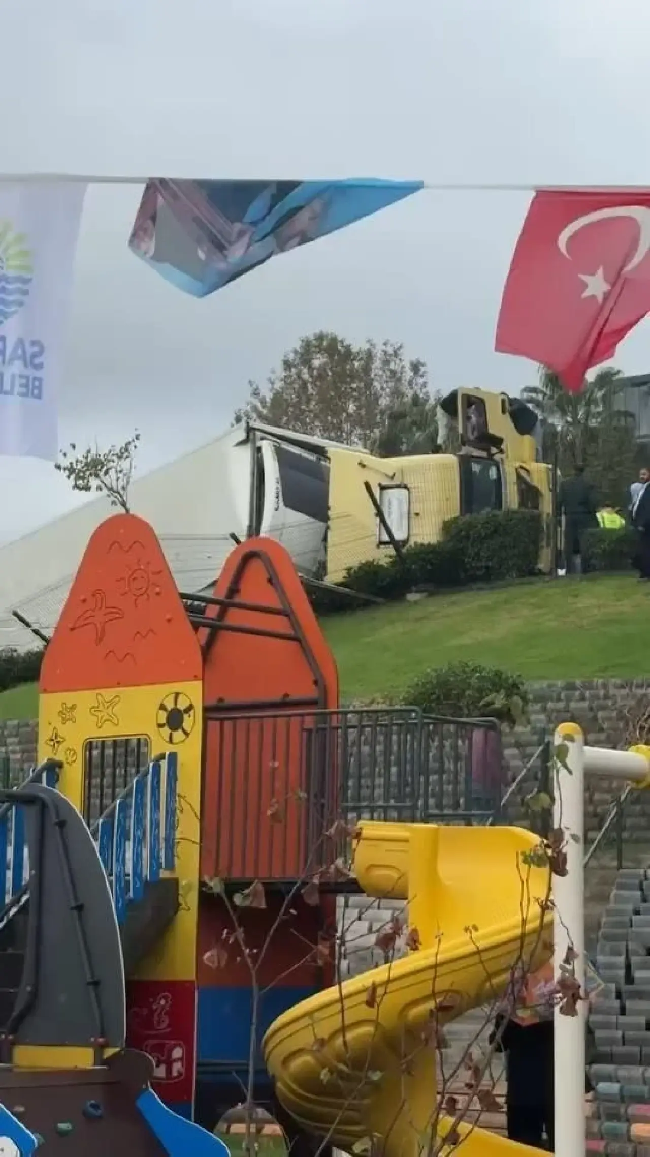 İstanbul Sarıyer'de TIR devrildi, facianın ucundan dönüldü! 4