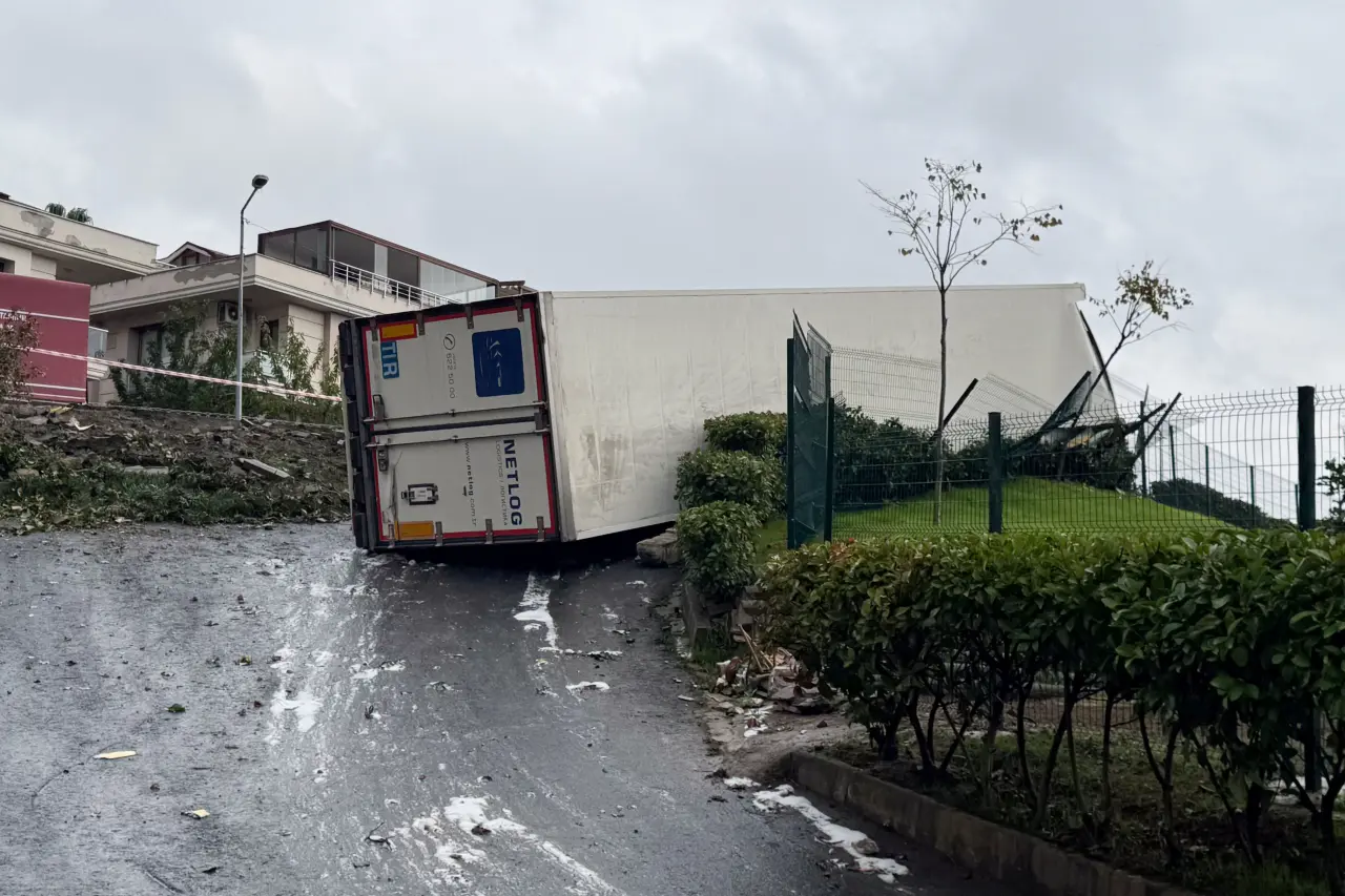 İstanbul Sarıyer'de TIR devrildi, facianın ucundan dönüldü! 5
