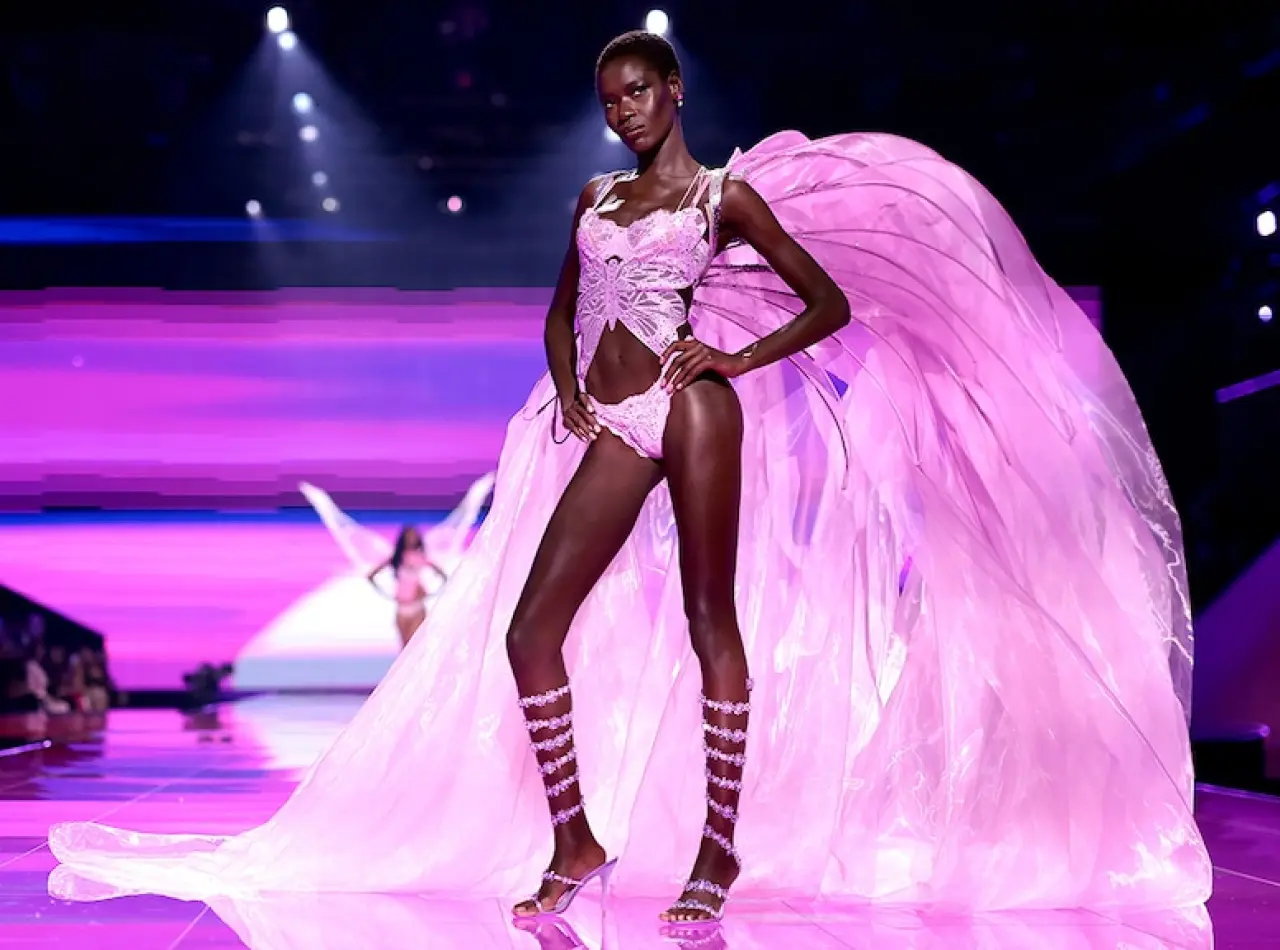 Victoria's Secret 2025 defilesi yeni yüzleriyle birçok ilke imza attı 51