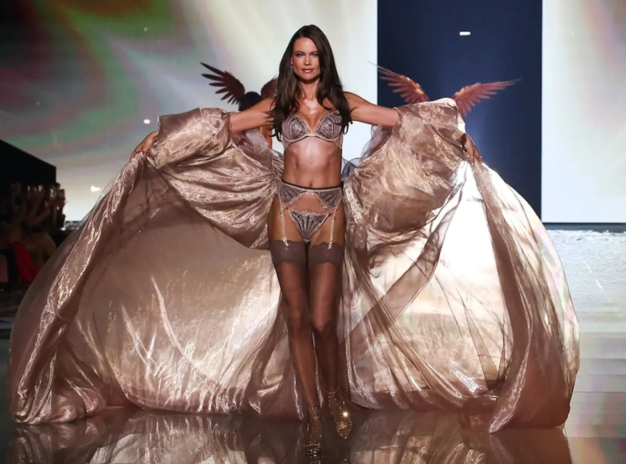 Victoria's Secret 2025 defilesi yeni yüzleriyle birçok ilke imza attı 7