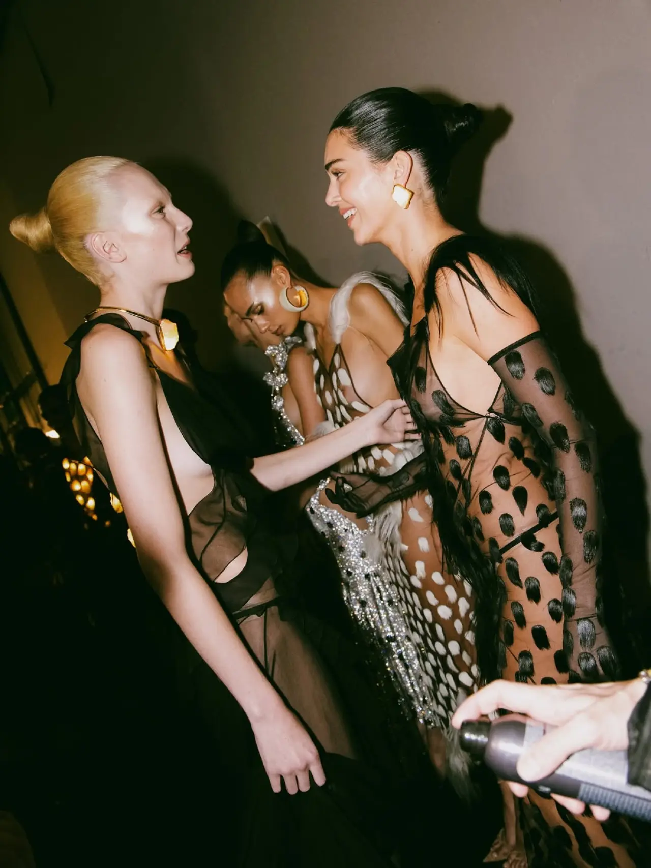 Kendall Jenner, Paris Moda Haftası’nda transparan elbisesiyle büyüledi 2