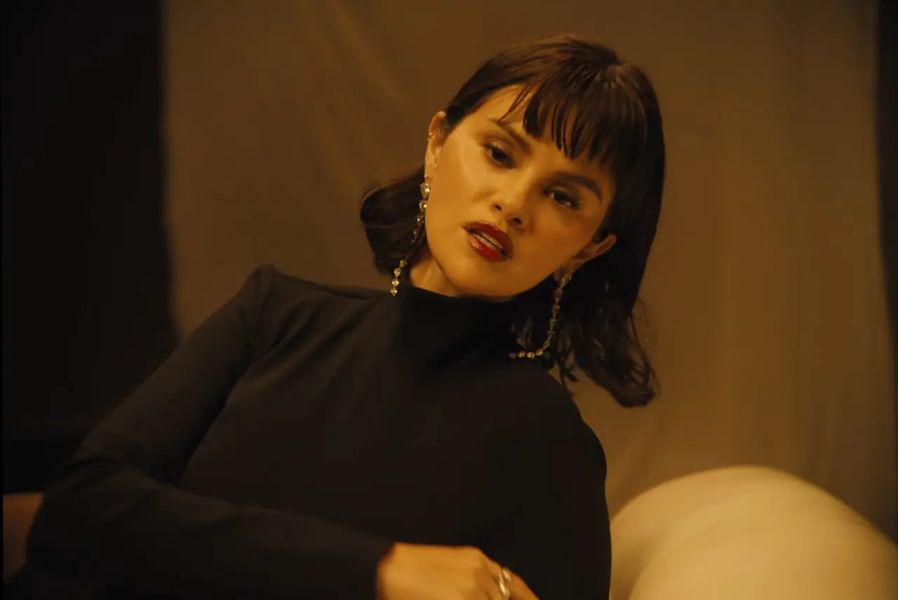 Selena Gomez ‘In the Dark’ klibinde estetiğiyle hayrete düşürdü: Cadılar Bayramı için The Weeknd kılığına girmiş 4