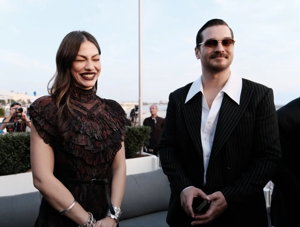 Çağatay Ulusoy ve Demet Özdemir Cannes’da büyüledi! Eşref Rüya dizisi uluslararası arenada gurur kaynağı oldu 7